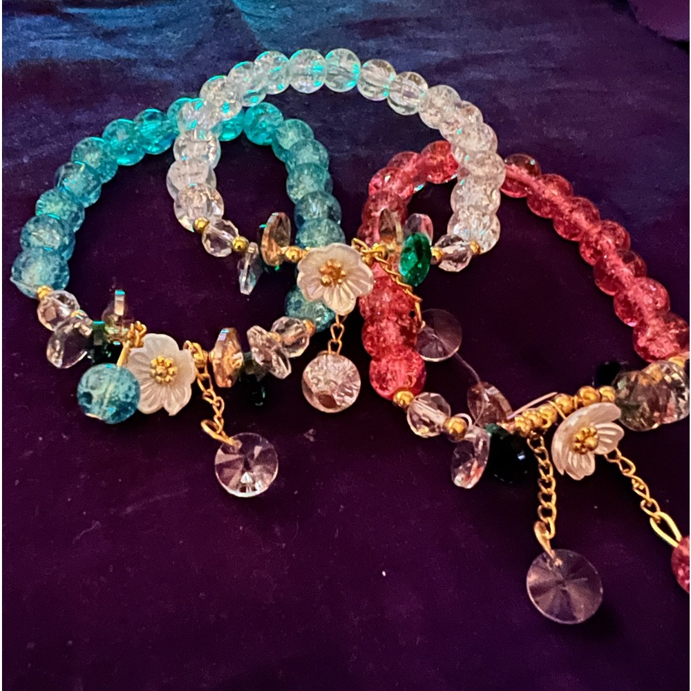 bead bracelet with hanging flower charm .set of‎ 3